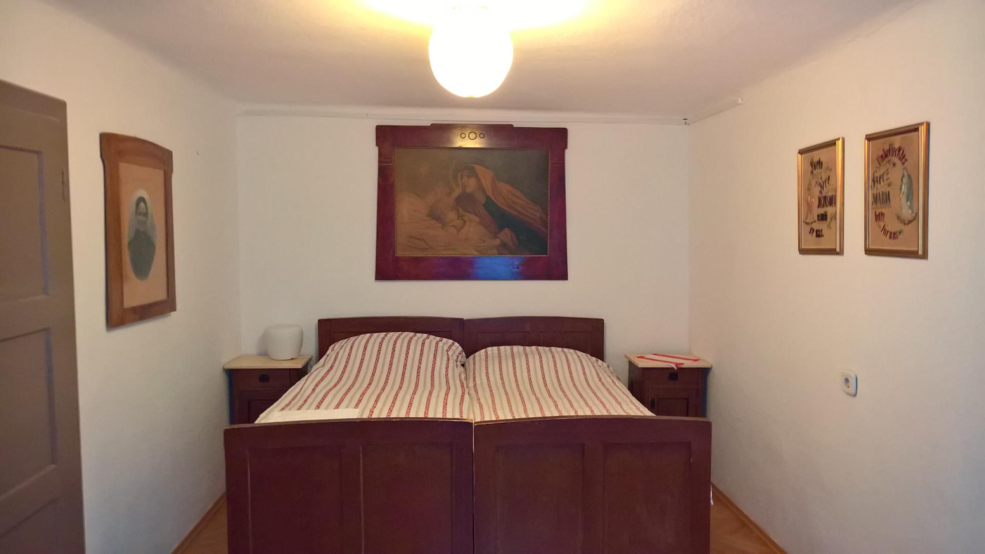 A single-bedroom apartment on the ground floor, with original beams, a wood-burning stove and a heavy oak door onto the courtyard.